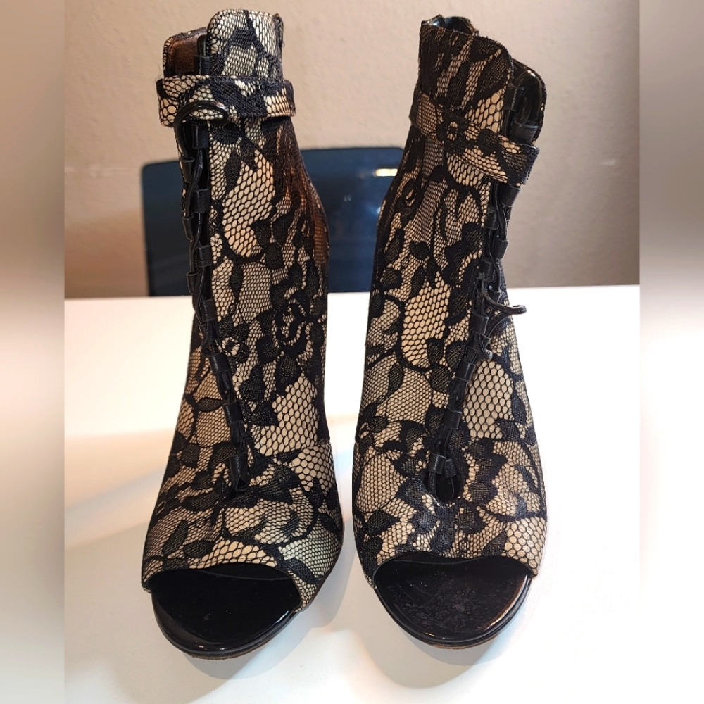 B by Brian Atwood floral lace Peep Toe Bootie